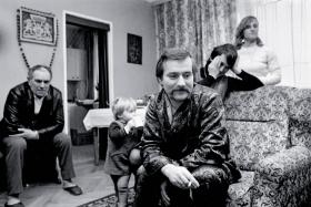 Lech Wałęsa wraz z rodziną ogląda w Gdańsku nagranie z wręczenia Pokojowej Nagrody Nobla, 19 grudnia 1983 r.