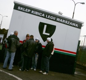 Kibice Legii Warszawa długo walczyli z zarządem klubu, potem zawarli z nim zgodę, ostatnio znów są na wojennej ścieżce.