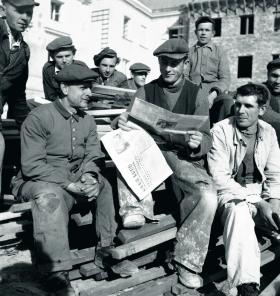 Murarze podczas przerwy w pracy, ok. 1950 r.