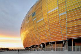 5. Stadion PGE Arena (Gdańsk). Proj. RKW Rhode Kellermann Wawrowsky, 2011 r. Sportowa arena zaprojektowana na wzór grudki bursztynu. Wysmakowana, nienachalna bryła zdecydowanie wyróżnia ten obiekt spośród wszystkich przygotowanych na Euro 2012.
