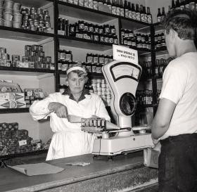 W małym sklepie spożywczym w podwarszawskim wówczas Rembertowie, 1967 rok.