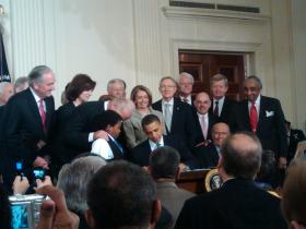 Prezydent Obama podpisuje w Białym Domu Patient Protection and Affordable Care Act, zwany w skrócie Obamacare.