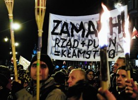 Warszawski rytułał - manifestacje pod Pałacem Prezydenckim w dziesiąty dzień każdego miesiąca.