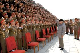 Śmierć 69-letniego Kim Dzong Ila, otoczonego bałwochwalczym kultem dyktatora Korei Płn. otwiera pole spekulacjom. Kim będzie nowy Kim? Na ile będzie samodzielny? Czy koreański beton zacznie kruszeć?