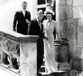 Monarchia brytyjska nie jeden kryzys ma już za sobą. Na fot. Edwarda VIII tuż po ślubie z amerykańską rozwódką Wallis Simpson. Król dla miłości zrezygnował z korony.