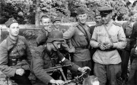 Ciechanowiszki, powiat Wileńsko-Trocki, 14 lipca 1944. Wizyta sowieckich oficerów w oddziale partyzanckim Bazy z Kedywu Komendy Okręgu Wileńskiego AK w czasie akcji „Burza”.