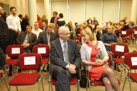 Od lewej prof. Dariusz Stola, juror, w rozmowie z nominowaną Anną Machcewicz.