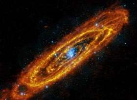Galaktyka Andromedy (M31). Zawiera niemal bilion gwiazd. Obraz składa się z dwóch zapisów - w dalekiej podczerwieni  (Kosmiczne Obserwatorium Hershela) oraz w zakresie rentgenowskim. Ten drugi został wykonany przez satelitę XMM Newton.