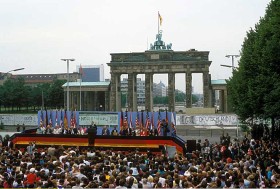 Po 26 latach podziału miasta prezydent Reagan wzywa radzieckiego przywódcę: 'Panie Gorbaczow, niech pan zburzy ten mur!'. Na zdj. przemówienie prezydenta USA w Berlinie Zachodnim, czerwiec 1987. W tle mur i Brama Brandenburska z powiewającą flagą NRD