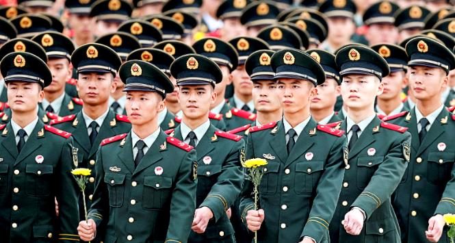 Pl. Tiananmen. Żołnierze składają kwiaty w Dniu Poległych.