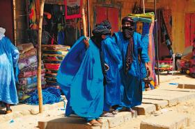 Grupa Tuaregów w Timbuktu; uważają się za białych, nienawidzą czarnych z południa i gardzą nimi.