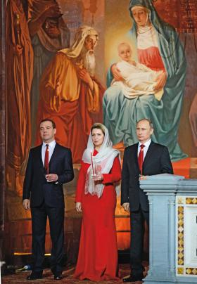 Wielkanoc 2014. Premier Miedwiediew z żoną i prezydent Putin w Soborze Chrystusa Zbawiciela w Moskwie.