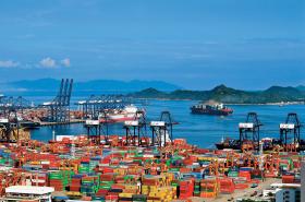 Terminal kontenerowy w Shenzhen. Chińskie porty to dziś główny cel światowej żeglugi.