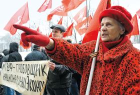 Wielu Ukraińców wciąż nie chce do Unii, a i Unii nie tak blisko do Ukrainy. Na fot. protest przeciw Międzynarodowemu Funduszowi Walutowemu.