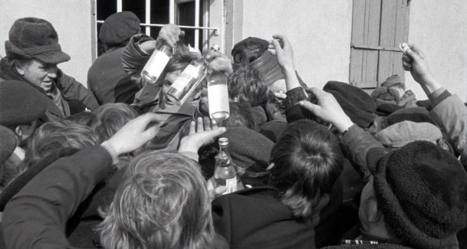 Dostawa alkoholu do sklepu w Skaryszewie, 1981 r.