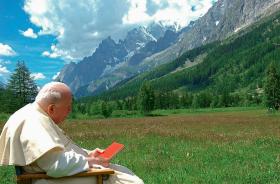 Papież Jan Paweł II, miłośnik gór, podczas wakacji w 2004 r. w dolinie Aosty w północnych Włoszech