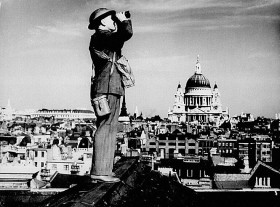 Brytyjski obserwator wypatruje samolotów Lufwaffe. W tle londyńska katedra Św. Pawła, wielokrotnie i celowo atakowana przez niemieckie bombowce.
