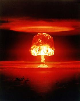 Testowy wybuch jądrowy Romeo na atolu Bikini.