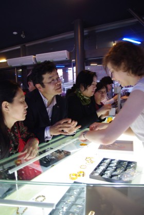 Sklep oferujący Polską biżuterię z bursztynami cieszy się zainteresowaniem wśród zwiedzających.