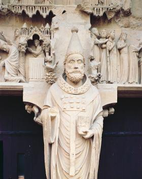 Papież Kalikst I na portalu katedry w Reims - w młodości bankier, został świętym Kościoła katolickiego.