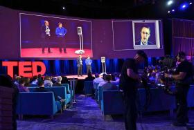 Snowden na ekranie robota telekonferencyjnego podczas organizowanej w USA konferencji TED (Technologia Rozrywka i Design). 2014 r.