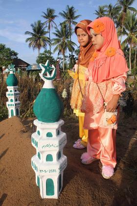 Dla muzułmanów z Tajlandii to także czas na odwiedziny grobów przodków.  19 sierpnia 2012 r.