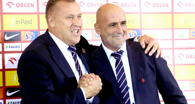 Michał Probierz (z lewej) został ogłoszony przez prezesa PZPN Cezarego Kuleszę nowym trenerem piłkarskiej reprezentacji Polski. 20 września 2023 r.