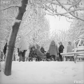 Dzieci: hurra - śnieg w parku! Warszawa, grudzień 1977r.