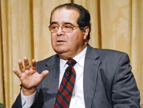 Sędzia Sądu Najwyższego Antonin Scalia nie widzi w takich praktykach korupcji.