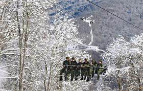Członkowie rosyjskich służb bezpieczeństwa na wyciągu w ośrodku narciarskim Roza Chutor w poblizu Krasnej Polany, gdzie rozgrywane są konkurencje narciarskie.