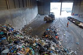 Sortownia BYŚ pracuje na pół gwizdka, bo firmom odbierającym śmieci komunalne nie opłaca się tu ich dostarczać.