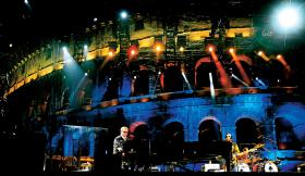 Wielkie koncerty mogą się na razie odbywać na zewnątrz Koloseum, bo wewnątrz jest za mało podłogi. Na fot. koncert Eltona Johna w 2005 r.