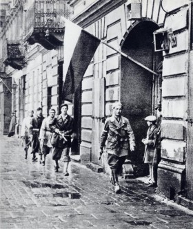 Godzina „W” 1 sierpnia 1944 r. Patrol porucznika Stanisława Jankowskiego  „Agatona” z batalionu „Pięść” w drodze z Woli do Śródmieścia.