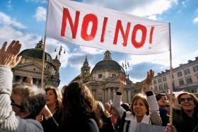 Wbrew zapowiedziom Berlusconiego nie udało się zmienić kraju w nowoczesne, dynamiczne państwo. Na fot. demonstracja w Rzymie w lutym tego roku.