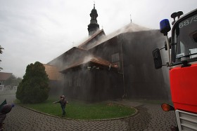 Więcławice Stare koło Krakowa: kościół p.w. św. Jakuba Apostoła, próba systemu przeciwpożarowego. Woda tryskająca z setek zraszaczy tworzy wodny płaszcz chroniący drewnianą konstrukcję świątyni