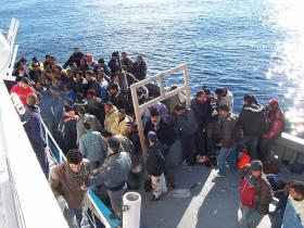 Tzw. boat people na statku na Morzu Śródziemnym.