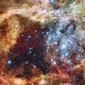 R136 (najjaśniejszy fragment w centrum, bliżej prawej strony), czyli jądro gromady gwiazd NGC 2070.