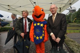 Nowy prezydent UE na jednej z licznych imprez promujących Wspólnotę (po prawej)