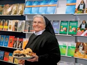 Siostra Aniela Garecka. Wydała 7 książek kucharskich, prowadziła też programy „Anielska kuchnia” oraz „Boska kuchnia”.
