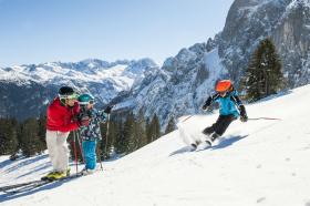 Wiele hoteli na terenie ośrodka narciarskiego Dachstein West chwali się udogodnieniami dla dzieci.