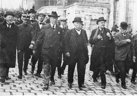 Paryż, 28 czerwca 1919. Przedstawiciele państw ententy po podpisaniu traktatu pokojowego: prezydent USA Woodrow Wilson (1. z lewej), premier Francji Georges Clemenceau (w środku), minister spraw zagranicznych Wielkiej Brytanii Arthur James Balfour (2. z prawej).