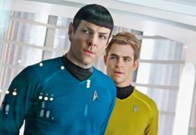 Od lewej: Zachary Quinto jako oficer naukowy Spock i Chris Pine jako kapitan James Tiberius Kirk.