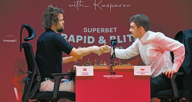 Magnus Carlsen z Janem-Krzysztofem Dudą podczas turnieju szachów błyskawicznych Grand Chess Tour w muzeum POLIN.