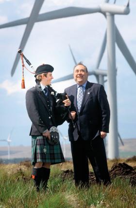 Premier Salmond (z prawej), zwolennik walki z ociepleniem klimatu, chce oprzeć gospodarkę wolnej Szkocji na energii odnawialnej.
