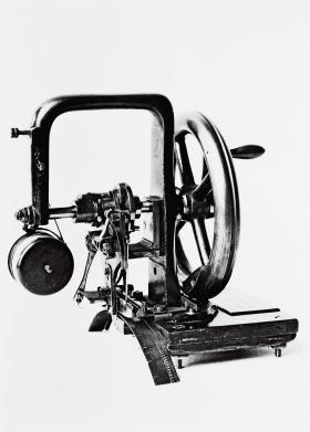 Pierwsza maszyna do szycia, której konstruktorem był Ellias Howe, 1845 r.