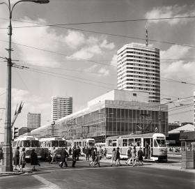 Ściana wschodnia stała się szybko wizytówką nowoczesnej Warszawy chętnie uwiecznianą na fotografiach miasta. Widok ze skrzyżowania ulicy Marszałkowskiej i Alei Jerozolimskich, koniec lat 60.