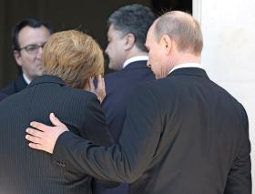 Merkel z Władimirem Putinem podczas obchodów D-Day w Normandii.