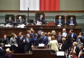Posłowie opozycji blokują sejmową mównicę w geście  solidarności przeciwko wykluczeniu z obrad posła Szczerby (PO), 16 grudnia 2016 r.