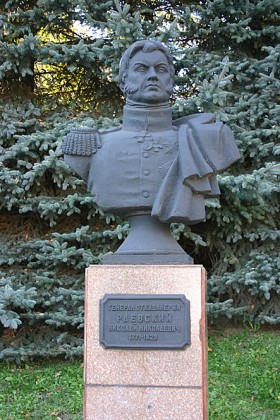 Po raz kolejny miasto broniło się przed wojskami sprzymierzonymi z Napoleonem. Polak Rajewski walczył po stronie cara, a nie w armii Księstwa Warszawskiego.