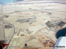 Inna część pustyni pod Abu Dhabi. Rozpoczęcie prac w pobliżu toru wyścigów samochodowych przypomina, że ekomiasta powstają dzięki petrodolarom.
